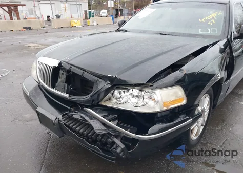 2011 Lincoln Town Car Executive L z USA, uszkodzony, nr VIN 2LNBL8EVXBX758298